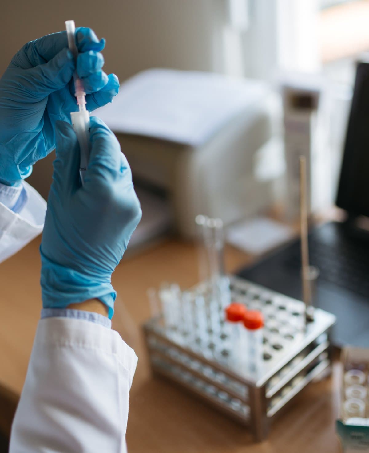 Preparación de insumos médicos con guantes de nitrilo
